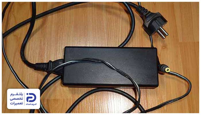 جرقه زدن آداپتور شارژر لپتاپ به دلیل خرابی یا فرسودگی کابل و دوشاخه شارژ