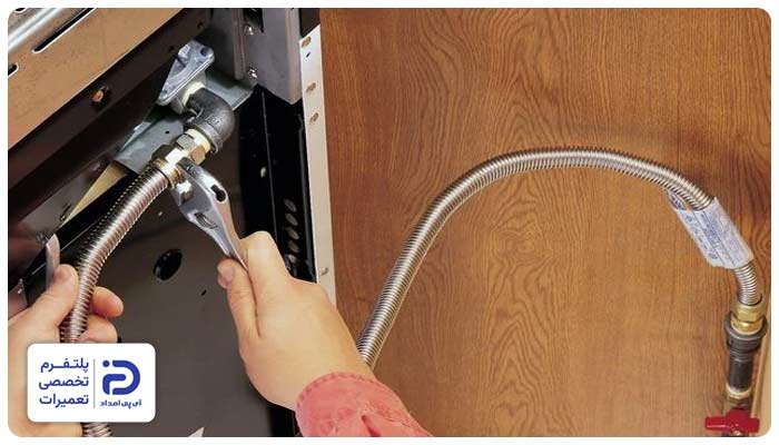نصب پریز برق یا شیر گاز فر توکار در محل مناسب