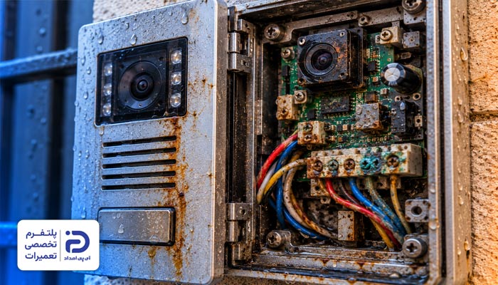 نفوذ رطوبت و خوردگی اتصالات پنل بیرونی علت پارازیت آیفون تصویری